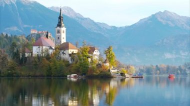 Geleneksel hac kilise Maria varsayım ve Julian Alps ile Lake Bled, arka plan tekne Pletna
