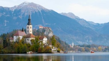 Geleneksel hac kilise Maria varsayım ve Julian Alps ile Lake Bled, arka plan tekne Pletna