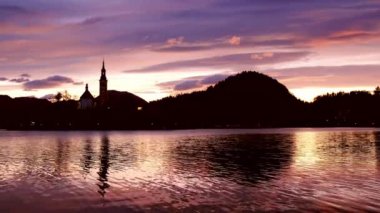Lake Bled şaşırtıcı güneş doğarken Güz, Slovenya, Avrupa