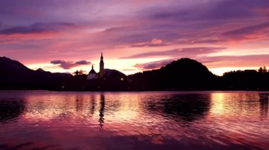 Lake Bled şaşırtıcı güneş doğarken Güz, Slovenya, Avrupa