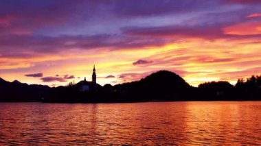 Lake Bled şaşırtıcı güneş doğarken Güz, Slovenya, Avrupa