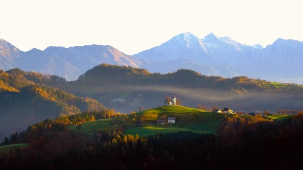 Malownicze Kościół Sveti Tomaz Szczycie Wzgórza Centrum Słowenii — Wideo stockowe