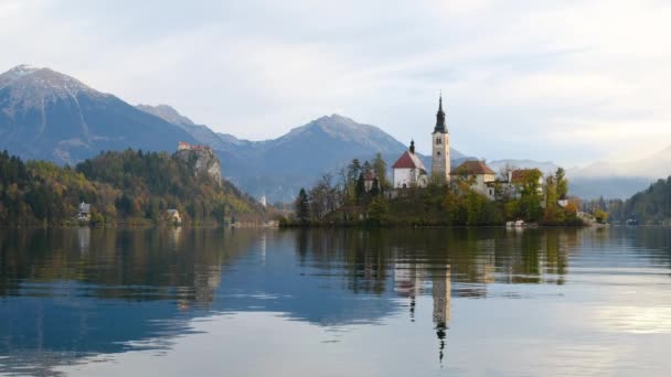 Göl Ada Dağlar Arka Planda Slovenya Avrupa Kanadı — Stok video
