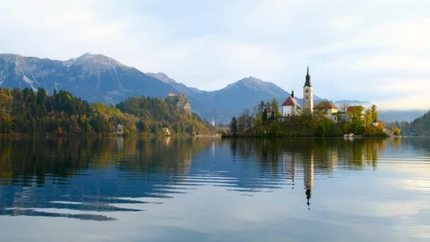 Blödde Med Sjön Och Bergen Bakgrunden Slovenien Europa — Stockvideo