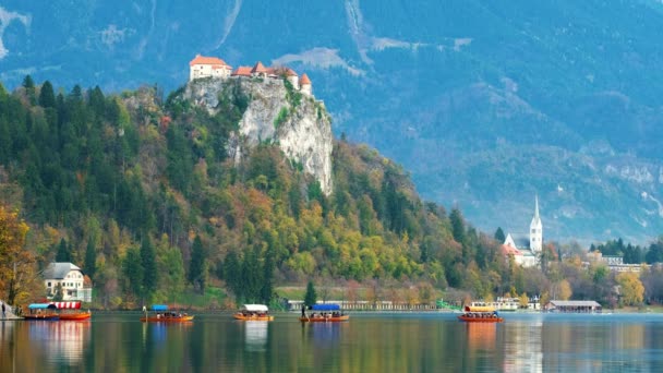 Tradiční Pletna Loď Jezeře Bled Poutním Kostelem Nanebevzetí Marie Julské — Stock video