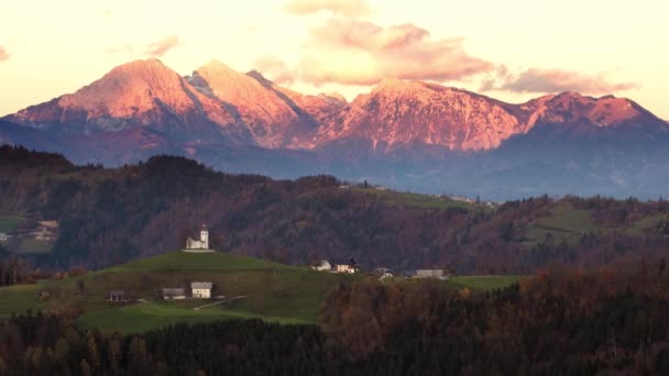 Tradycyjnej Łodzi Nadmiar Jezioro Bled Sanktuarium Wniebowzięcia Marii Alpy Julijskie — Wideo stockowe