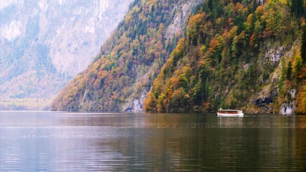 Τουριστικό Σκάφος Στη Λίμνη Αλπικό Βουνό Konigssee Βαυαρία Γερμανία — Αρχείο Βίντεο