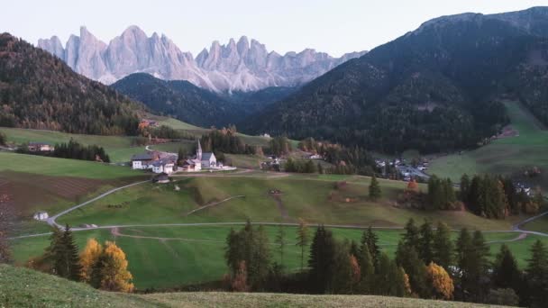 Santa Maddalena Village Front Geisler Odle Dolomites Group Val Funes — Stock Video