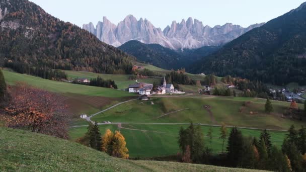 在格斯勒或德尔白云岩组 Val Funes Val Funes 特伦蒂诺女低音阿迪杰河 意大利 欧洲的圣诞老人马达莱纳村 — 图库视频影像