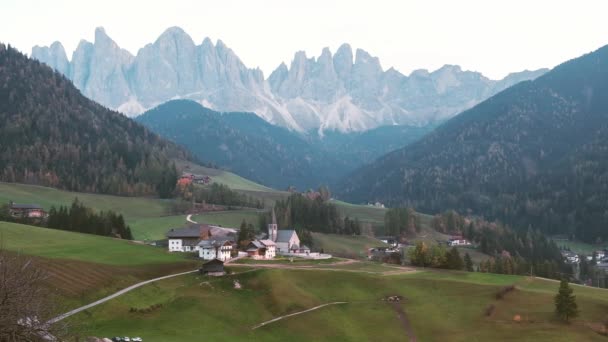 Pueblo Santa Maddalena Frente Grupo Geisler Odle Dolomites Val Funes — Vídeo de stock