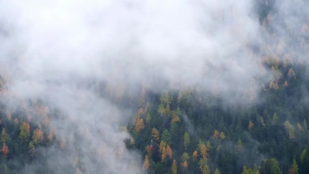 Bosques Con Nubes Niebla Telesilla Roja Dolomitas Tirol Del Sur — Vídeos de Stock