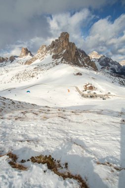 Fantastik kış manzara Passo Giau - Dolomites - İtalya