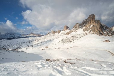 Fantastik kış manzara Passo Giau - Dolomites - İtalya