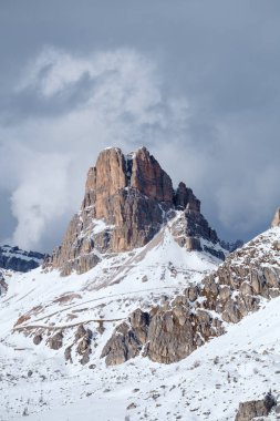 Fantastik kış manzara Passo Giau - Dolomites - İtalya