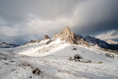 Fantastik kış manzara Passo Giau - Dolomites - İtalya
