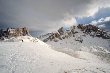 Güzel karlı dağ silsilesi Lastoni di Formin, Dolomites, İtalya