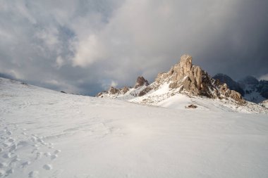 Fantastik kış manzara Passo Giau - Dolomites - İtalya