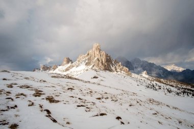 Fantastik kış manzara Passo Giau - Dolomites - İtalya