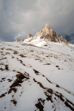 Fantastik kış manzara Passo Giau - Dolomites - İtalya