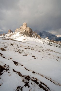 Fantastik kış manzara Passo Giau - Dolomites - İtalya