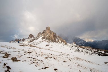 Fantastik kış manzara Passo Giau - Dolomites - İtalya