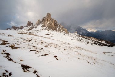 Fantastik kış manzara Passo Giau - Dolomites - İtalya