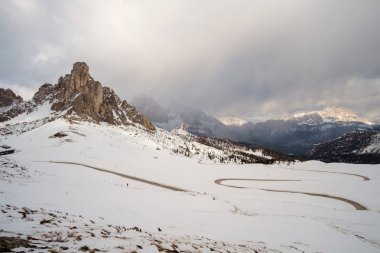 Karlı dağ yolu kış manzara yakınındaki Passo Giau Dolomites dağ İtalya içinde.