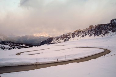 Karlı dağ yolu kış manzara yakınındaki Passo Giau Dolomites dağ İtalya içinde.