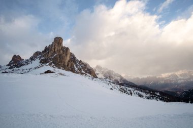 Fantastik kış manzara Passo Giau - Dolomites - İtalya