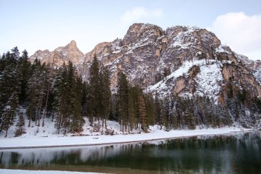 Göl Braies İtalyan Dolomites içinde kış manzara. İtalya