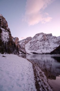 Kış manzarası, göl Braies