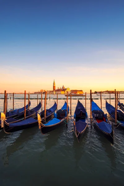 Venecia con famosas góndolas al amanecer — Foto de Stock