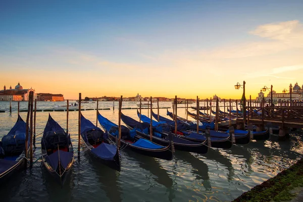 Venecia con famosas góndolas al amanecer — Foto de Stock