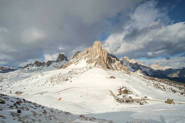 ホテル Passo Giau ドロミテ イタリアの近くの幻想的な冬の風景 — ストック写真