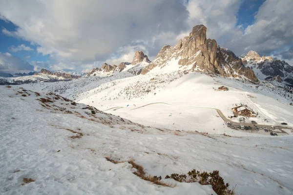 ホテル Passo Giau ドロミテ イタリアの近くの幻想的な冬の風景 — ストック写真