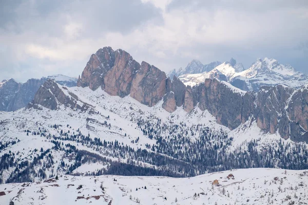 Berge Schnee in den italienischen Dolomiten — Stockfoto