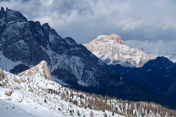 Montagne Innevate Sulle Dolomiti Del Nord Italia — Foto Stock