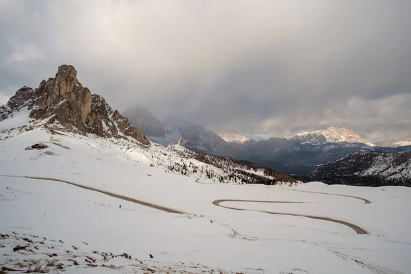 Verschneite Bergstraße Winterlicher Landschaft Der Nähe Des Passo Giau Den — Stockfoto