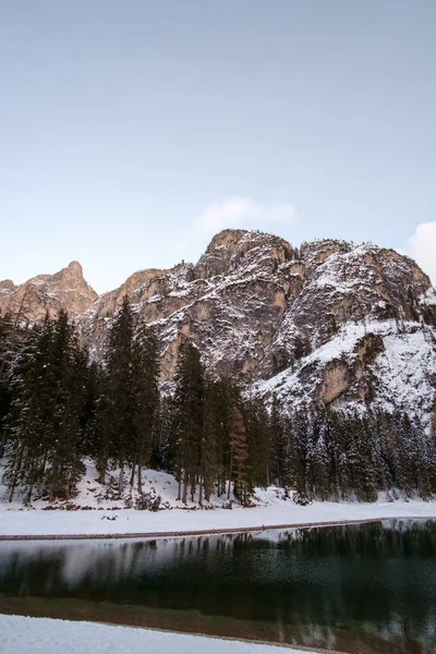 Paisagem de inverno no lago de Braies — Fotografia de Stock