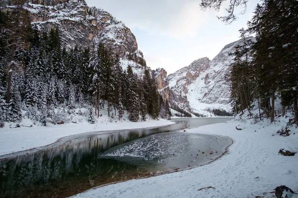 Kış manzarası, göl Braies — Stok fotoğraf