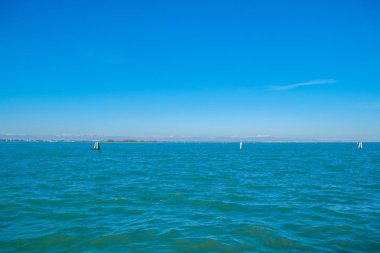 Açık mavi gökyüzü gün Venedik Lagünü İtalya