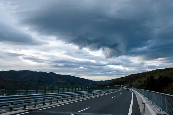 Dálnice Temné Bouřlivé Dramatické Nebe Slovinsku — Stock fotografie