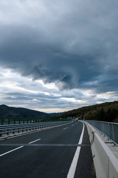 Autobahn und stürmischer Himmel — Stockfoto