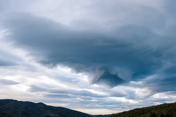 Dunkler stürmischer Himmel Hintergrund — Stockfoto