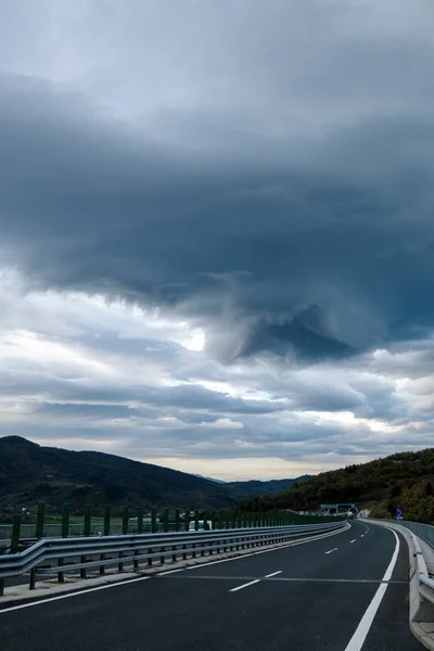 Estrada Céu Escuro Tempestuoso Dramático Eslovénia — Fotografia de Stock