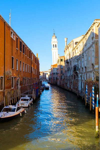 Típico Canal Agua Estrecho Venecia Antiguos Edificios Coloridos Tradicionales Italia — Foto de Stock