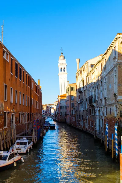 Venecia paisaje urbano, canal de agua estrecho — Foto de Stock