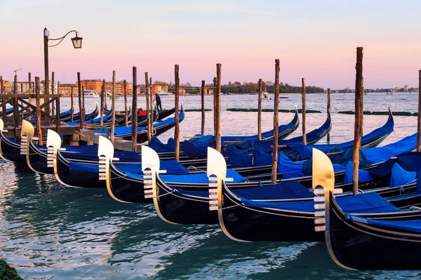 Fila Góndolas Aparcada Muelle Ciudad Gran Canal Venecia Italia Europa — Foto de Stock