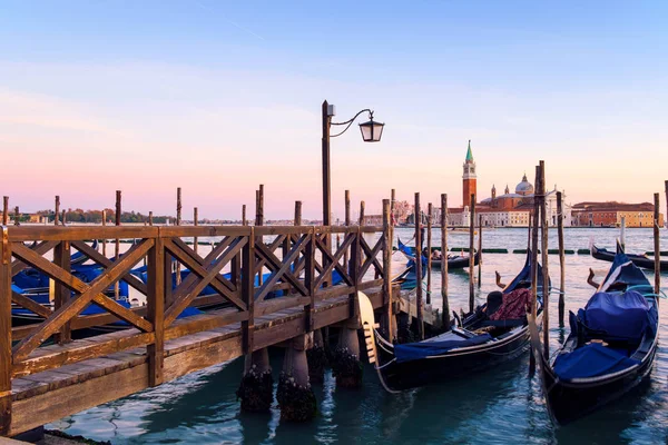 Venice Famous Gondolas Lagoon Sunrise Background Can See Chucrh San — Stock Photo, Image