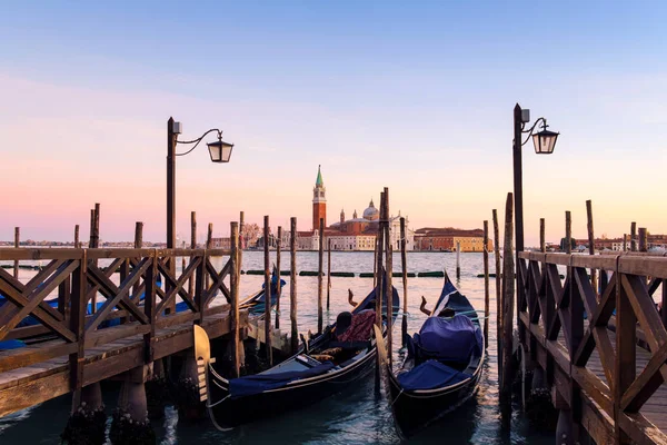 Venecia con famosas góndolas en laguna al amanecer — Foto de Stock
